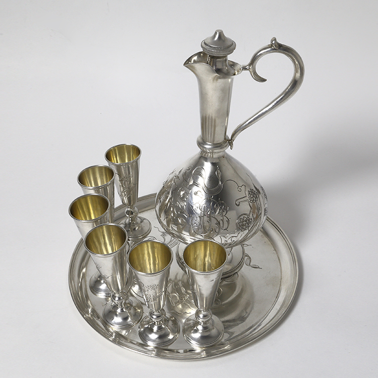 Графин с подносом. Графин с рюмками 84 пробы. Кубачи поднос с бокалами. Серебряный графин с рюмками. Поднос для стаканов.