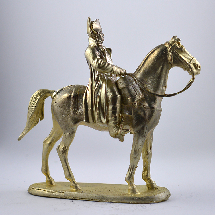 На коне статуэтка. Наполеон статуэтка бронза Ватерлоо. Статуэтка Наполеон на коне. Бронзовая фигурка Наполеон 19 век. Наполеон Бонапарт на коне статуэтка.